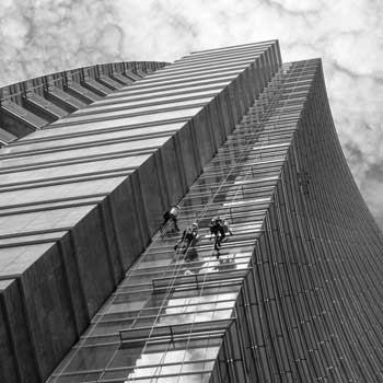 brisbane-window-clean-abseiling